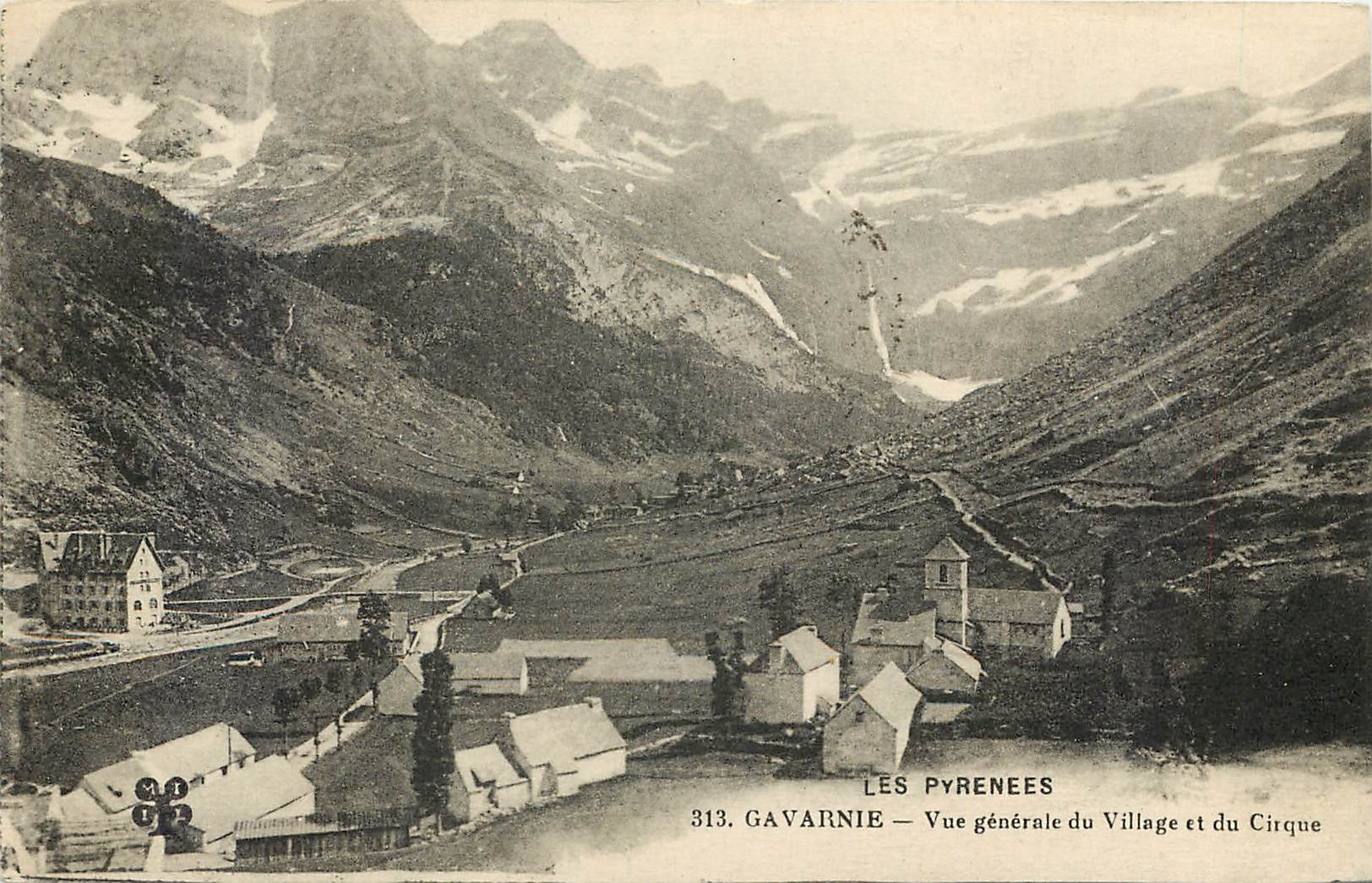 CPA Les Pyrenees Gavarnie Vue generale du Village et du Cirque 