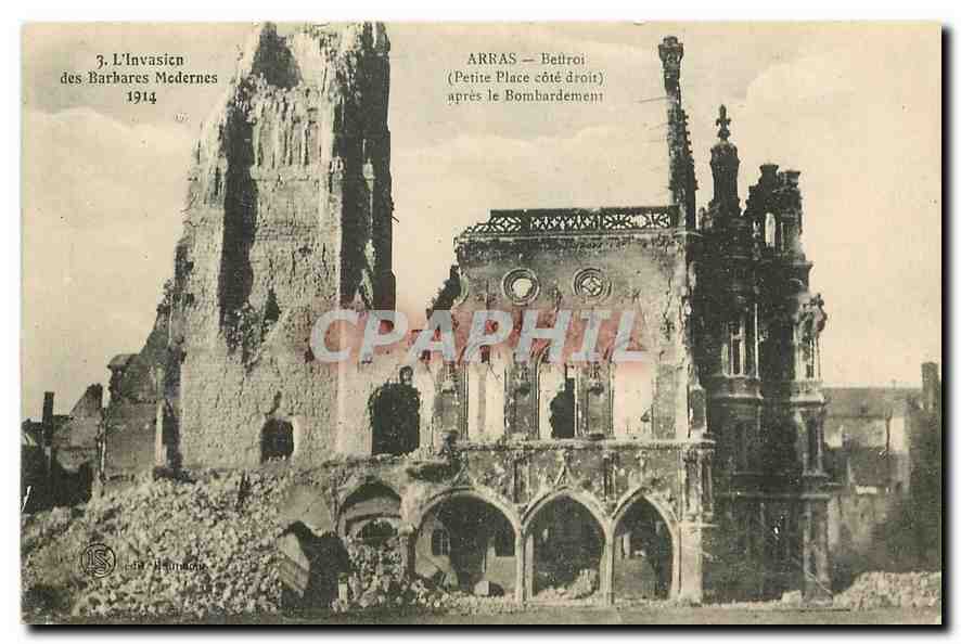 CPA Arras Beffroi Petite Place cote droit apres le Bombardement 