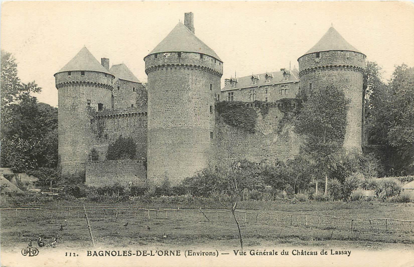 CPA Bagnoles de l'Orne Environs Vue generale du Chateau de Lassay 