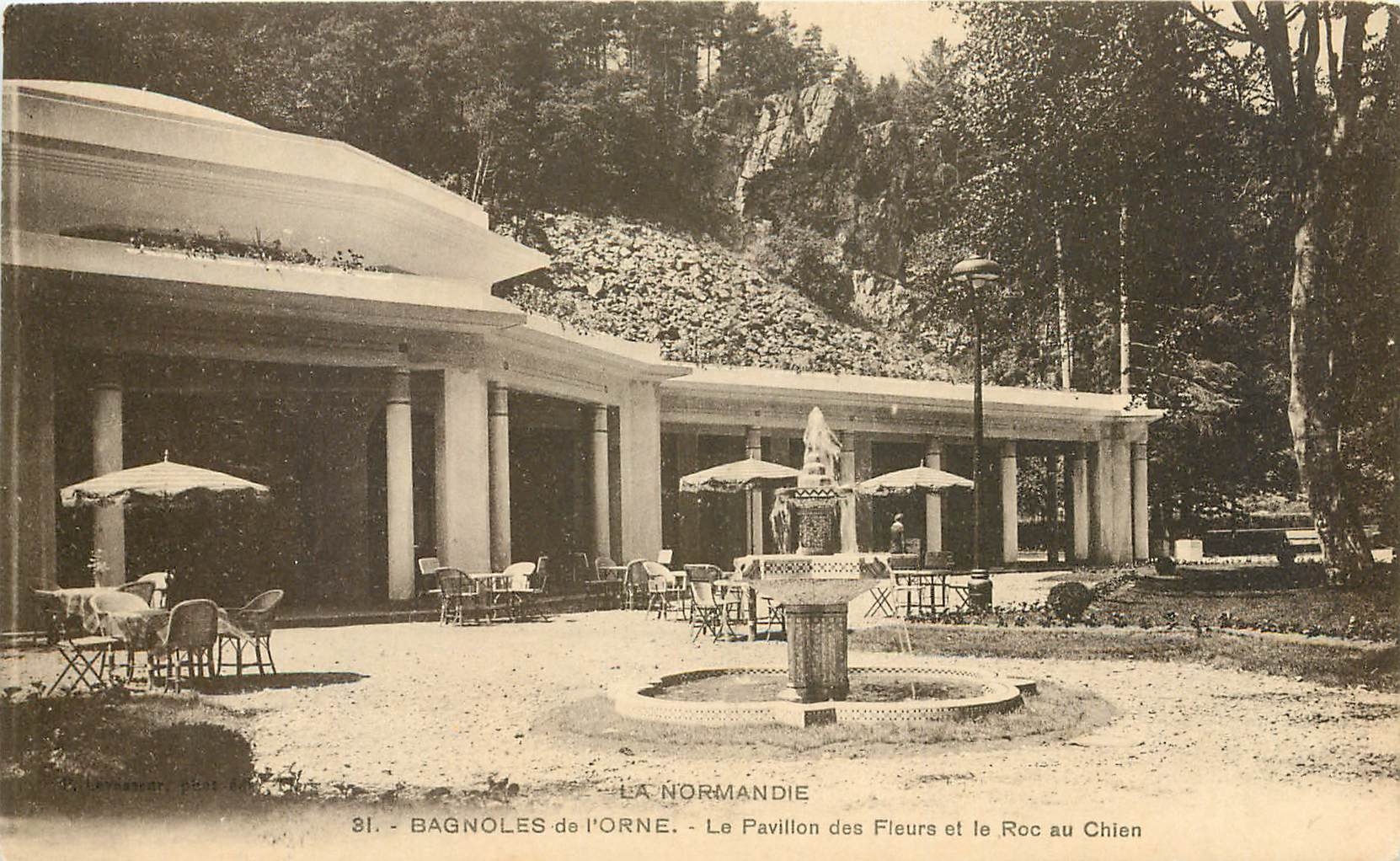 CPA La Normandie Bagnoles de L'Orne Le Pavillon des Fleurs et le Roc au Chien 