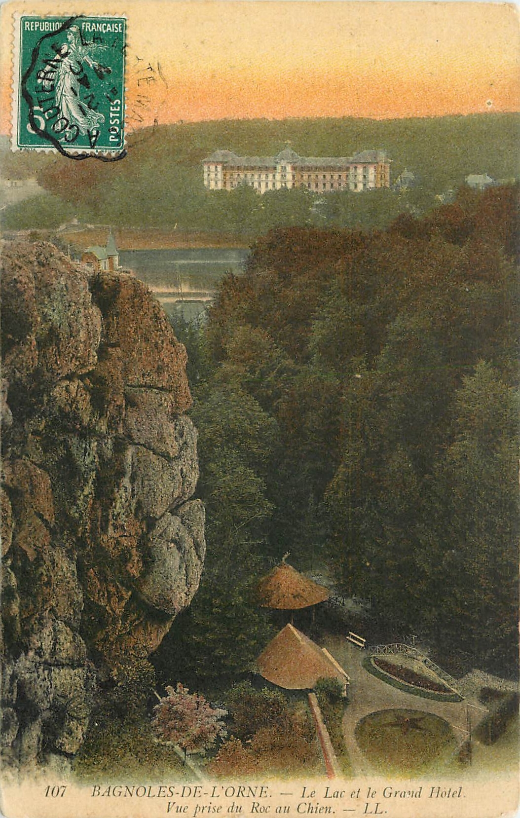 CPA Bagnoles de l'Orne Le Lac et le Grand Hotel Vue prise du Roc au Chien 