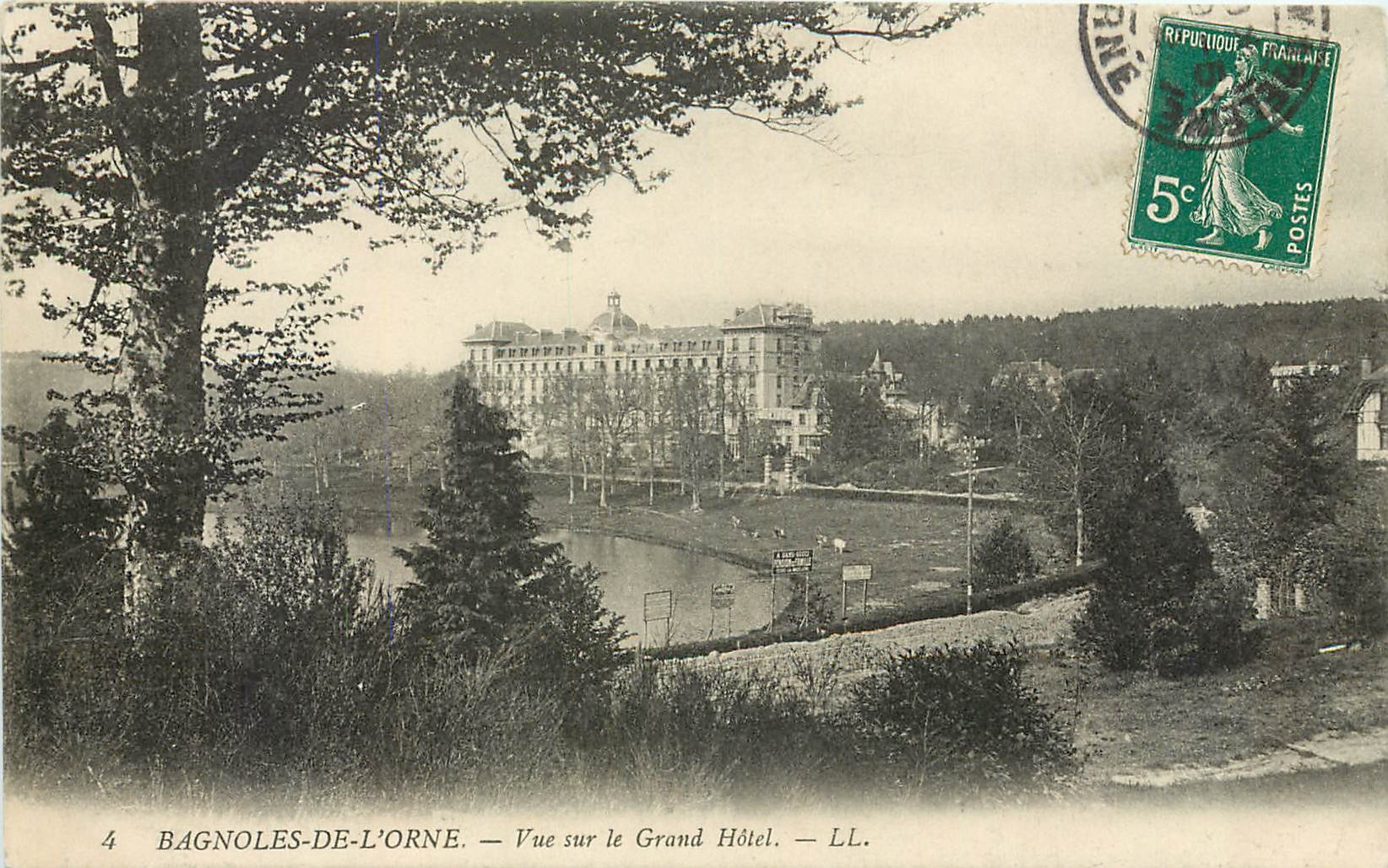 CPA Bagnoles de L'Orne Vue sur le Grand Hotel 