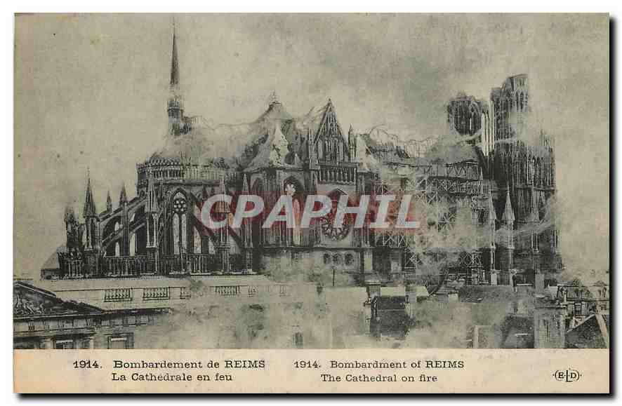 CPA Bombardement de Reims La Cathedrale en feu Militaria
