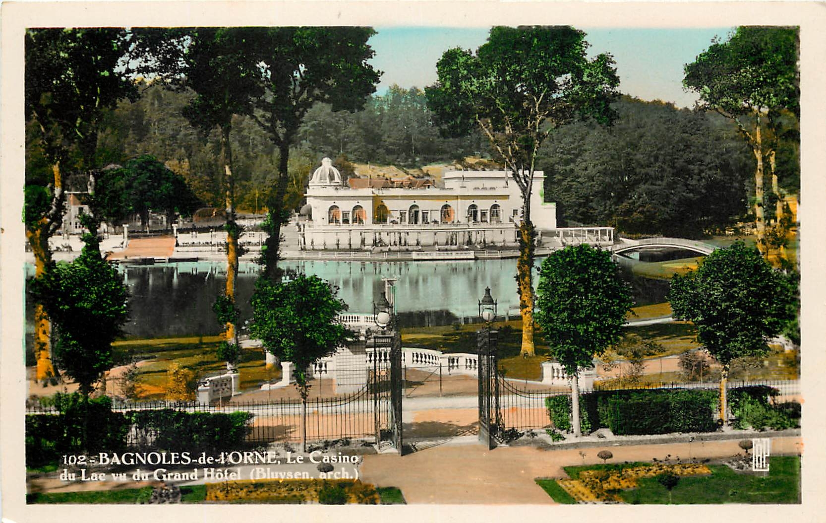 CPA Bagnoles de L'Orne le Casino du Lac vu du Grand Hotel 