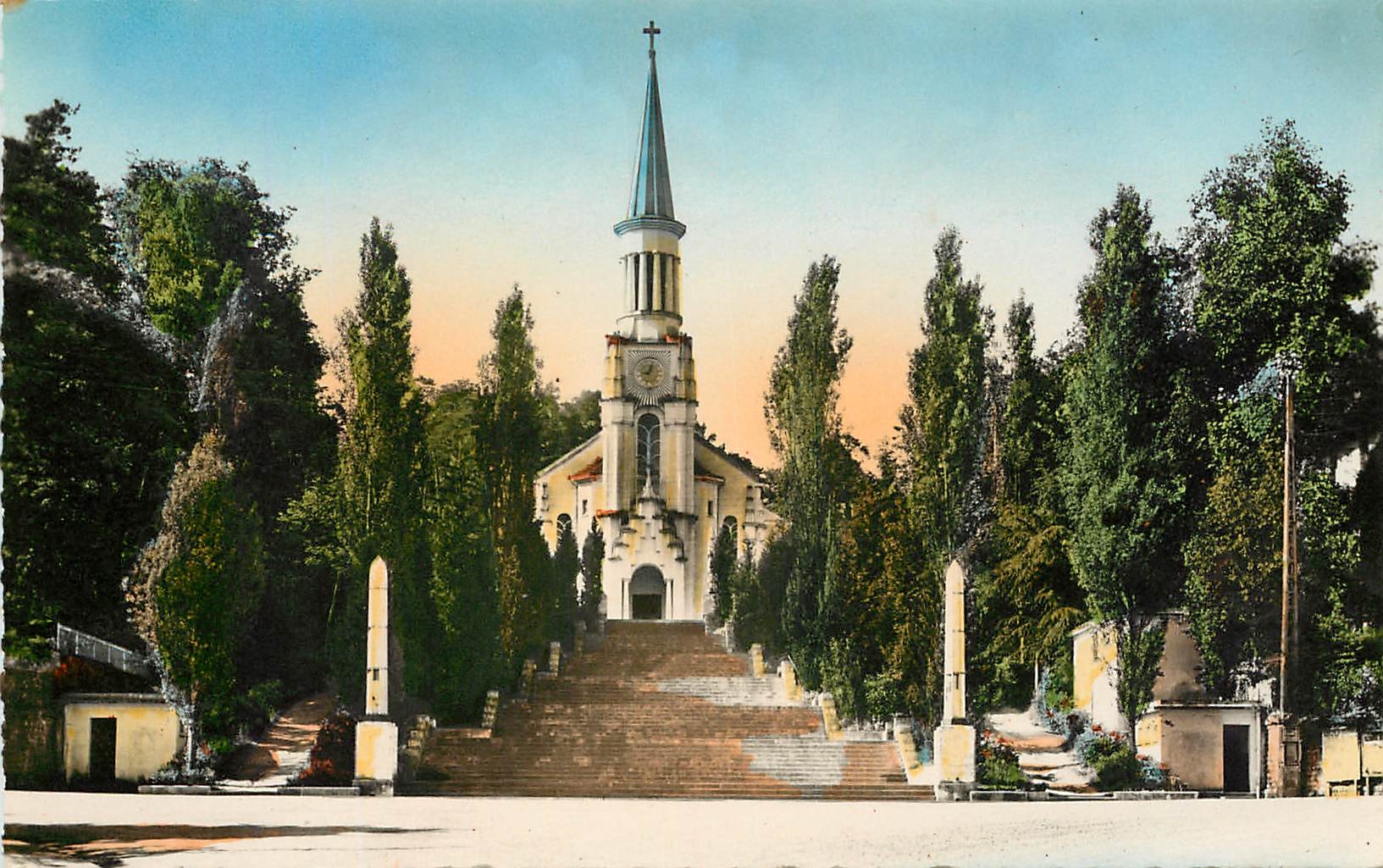 CPA Bagnoles de L'Orne Eglise du Sacre Coeur 