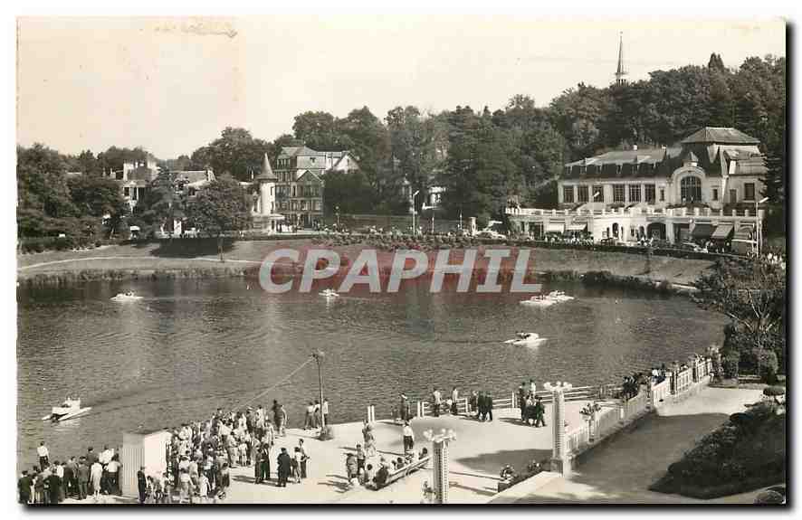 CPA Station Thermale de Bagnoles de l'Orne un coin du Lac et le Casino des Thermes 