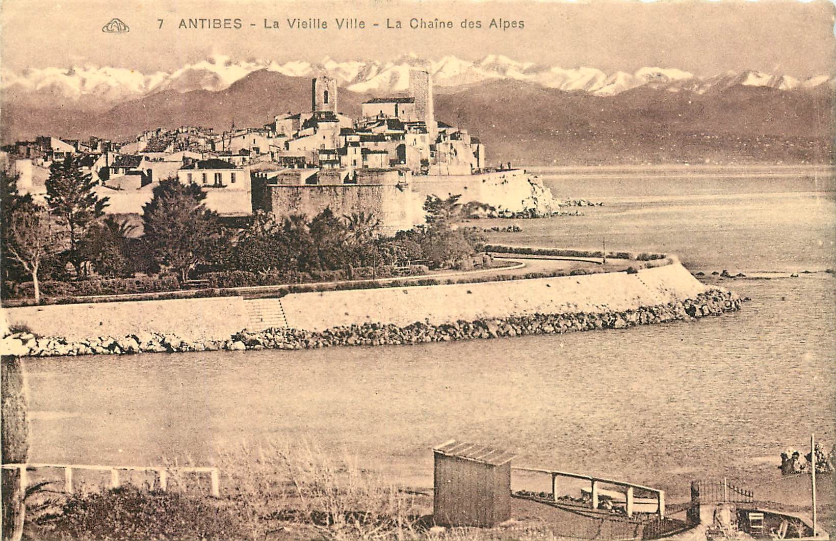 CPA Antibes La Veille Ville La Chaine des Alpes 