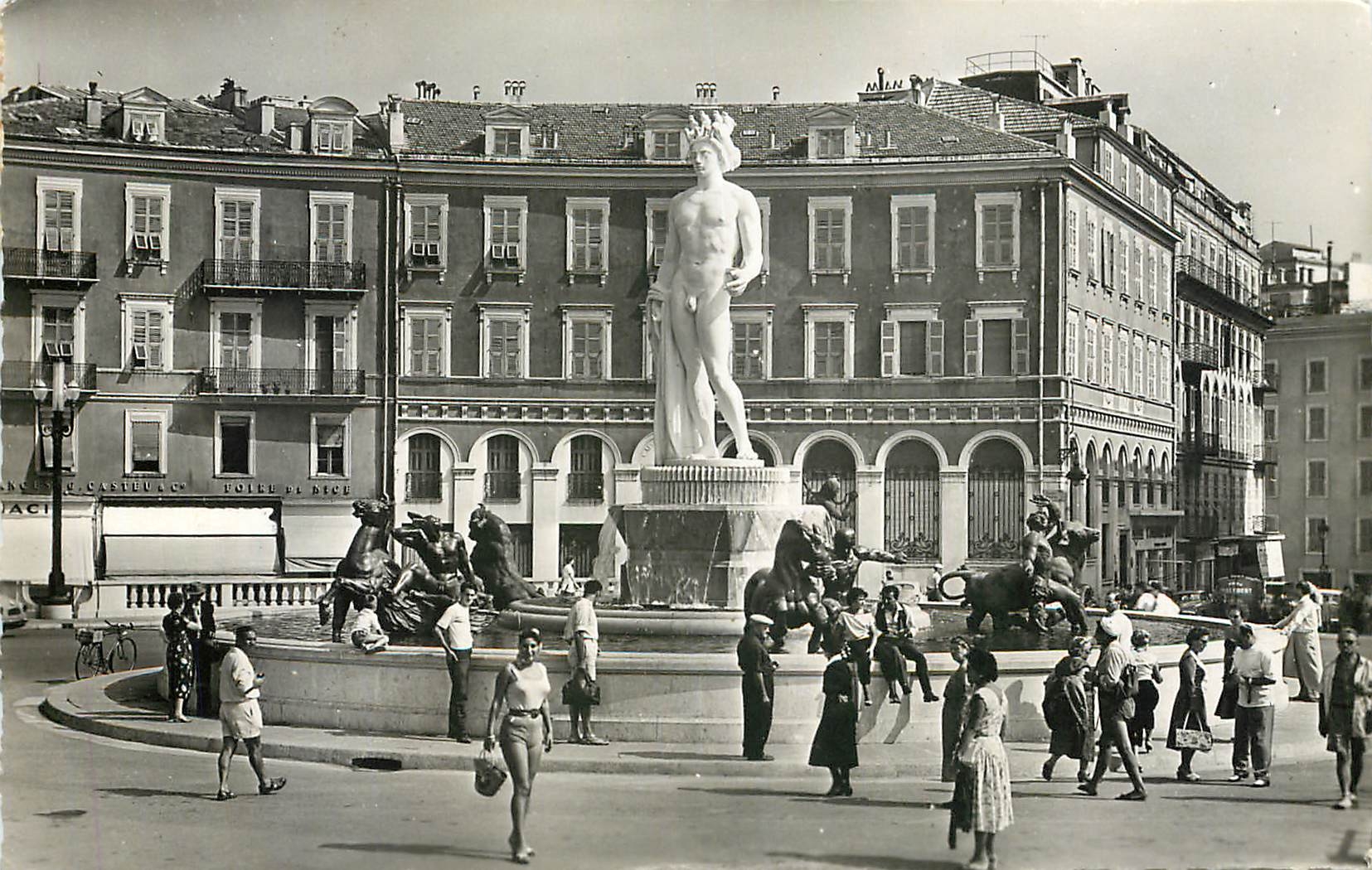 CPM Nice A M La place Massena et la Fontaine lumineuse du Dieu Soleil Seassal architecte Janniot scu