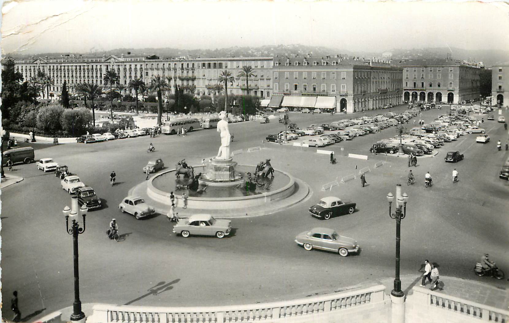 CPM Cote d'Azur Nice La place Masseau la Fontaine du Soleil et les Jardins Albert I Automobile