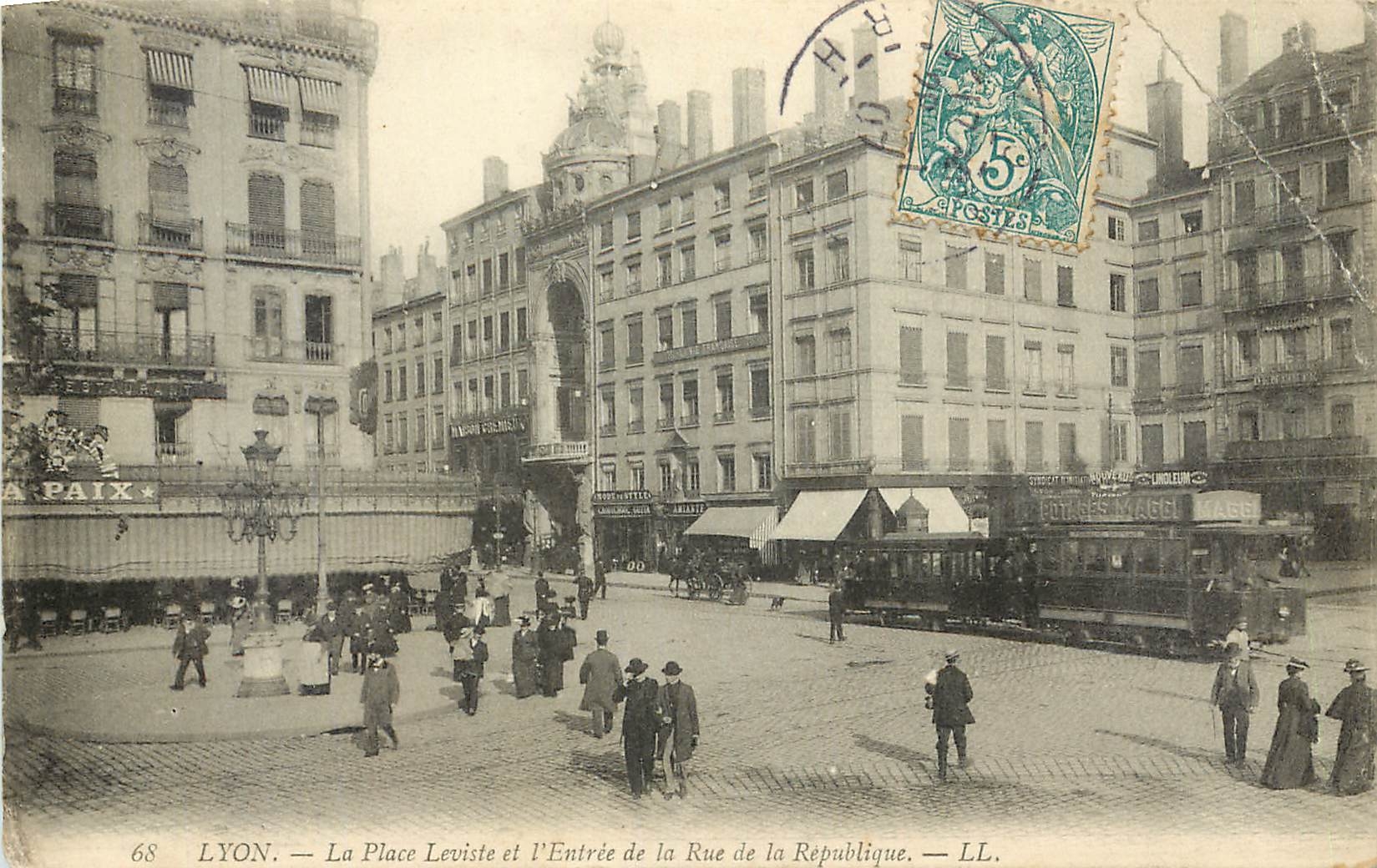 CPA Lyon La Place Leviste l'Entree de la Rue de lla Republique Tramway