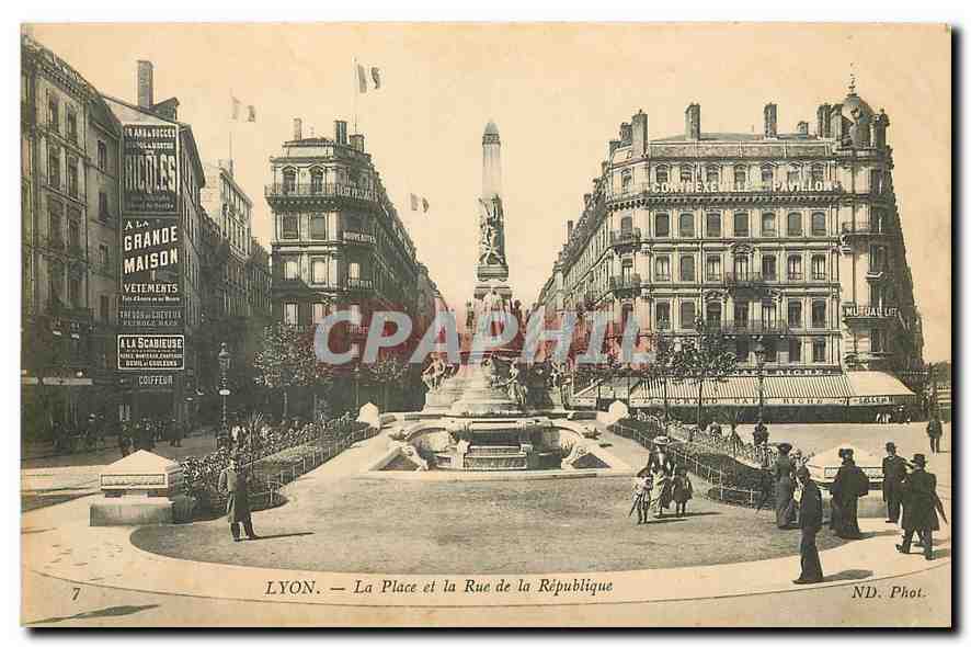 CPA Lyon La Place et la Rue de la Republique 