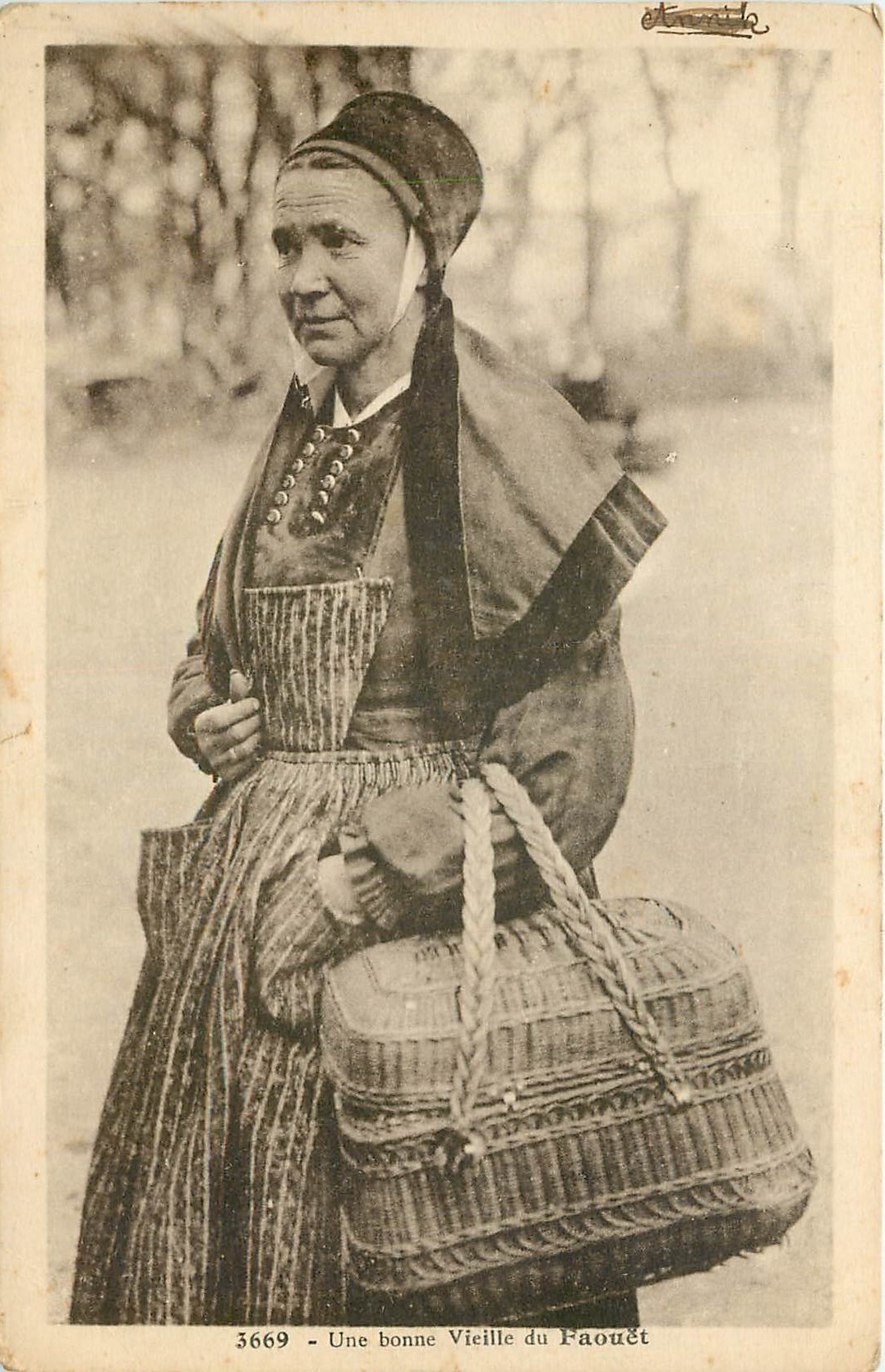 CPA Une bonne Vieille du Paouet Folklore