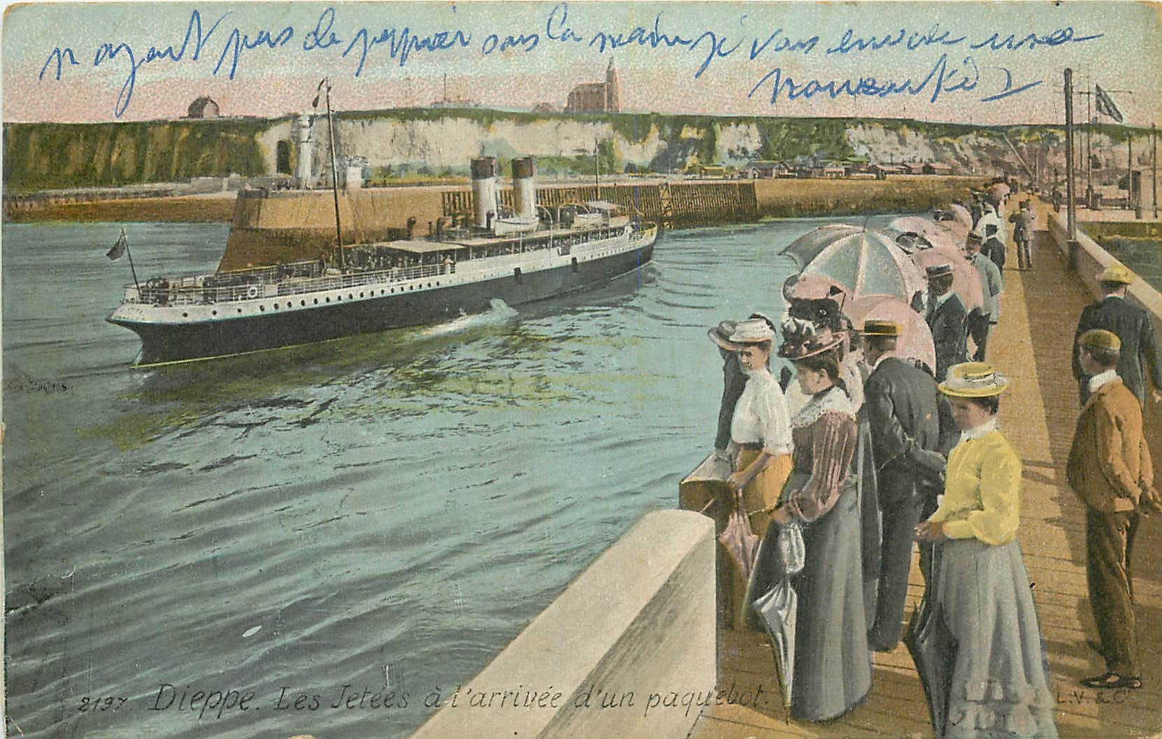 CPA Dieppe Les Jetees a l'arrinee d'un paquebot Bateau