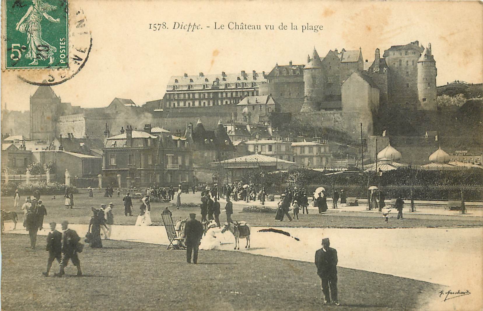 CPA Dieppe Le Chateau vu de la plage 