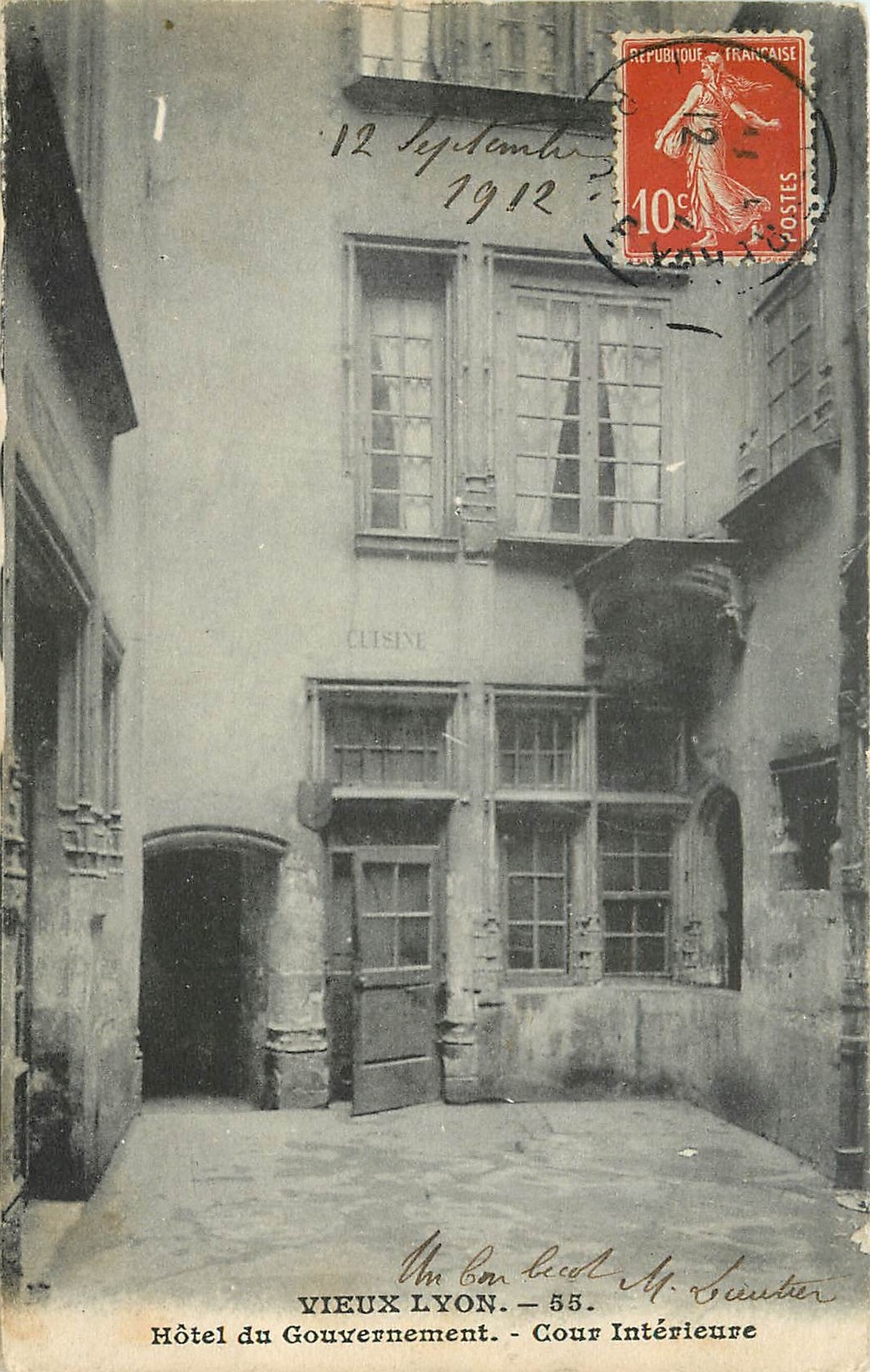 CPA Vieux Lyon Hotel du Gouvernement Cour Interieure 
