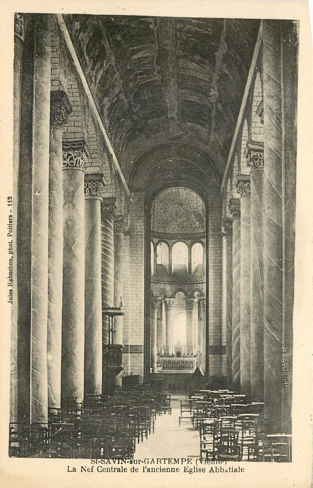 CPA St Savin sur Gartempe Vienne La Nef Centrale de l'ancienne Eglise abbatiale 