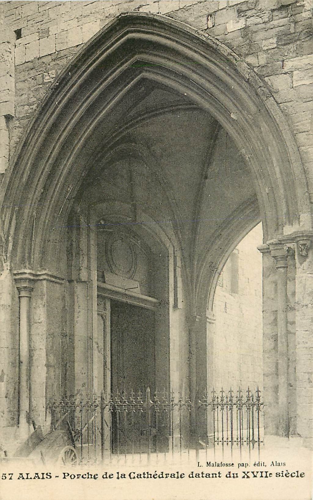 CPA Alais Porche de la Cathedrale datant 