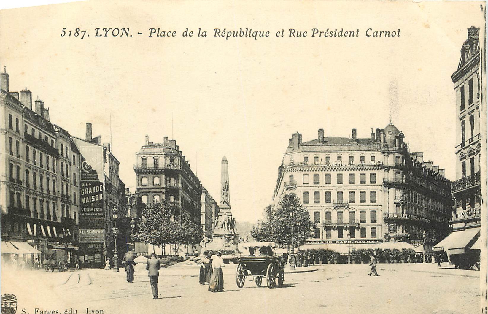 CPA Lyon Place de la Republique et Rue President Carnot 