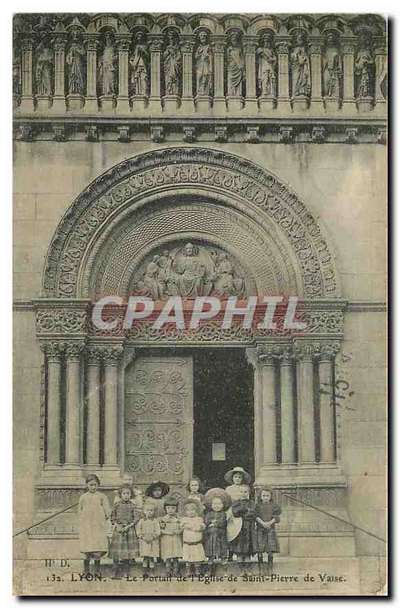 CPA Lyon Le Portail de l'Eglise de Saint Pierre de Vaise Enfants
