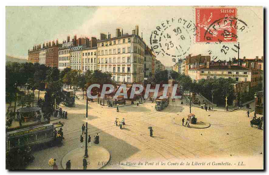 CPA Lyon La Place du pont et les Cours de la Liberte et Gambetta Tramway