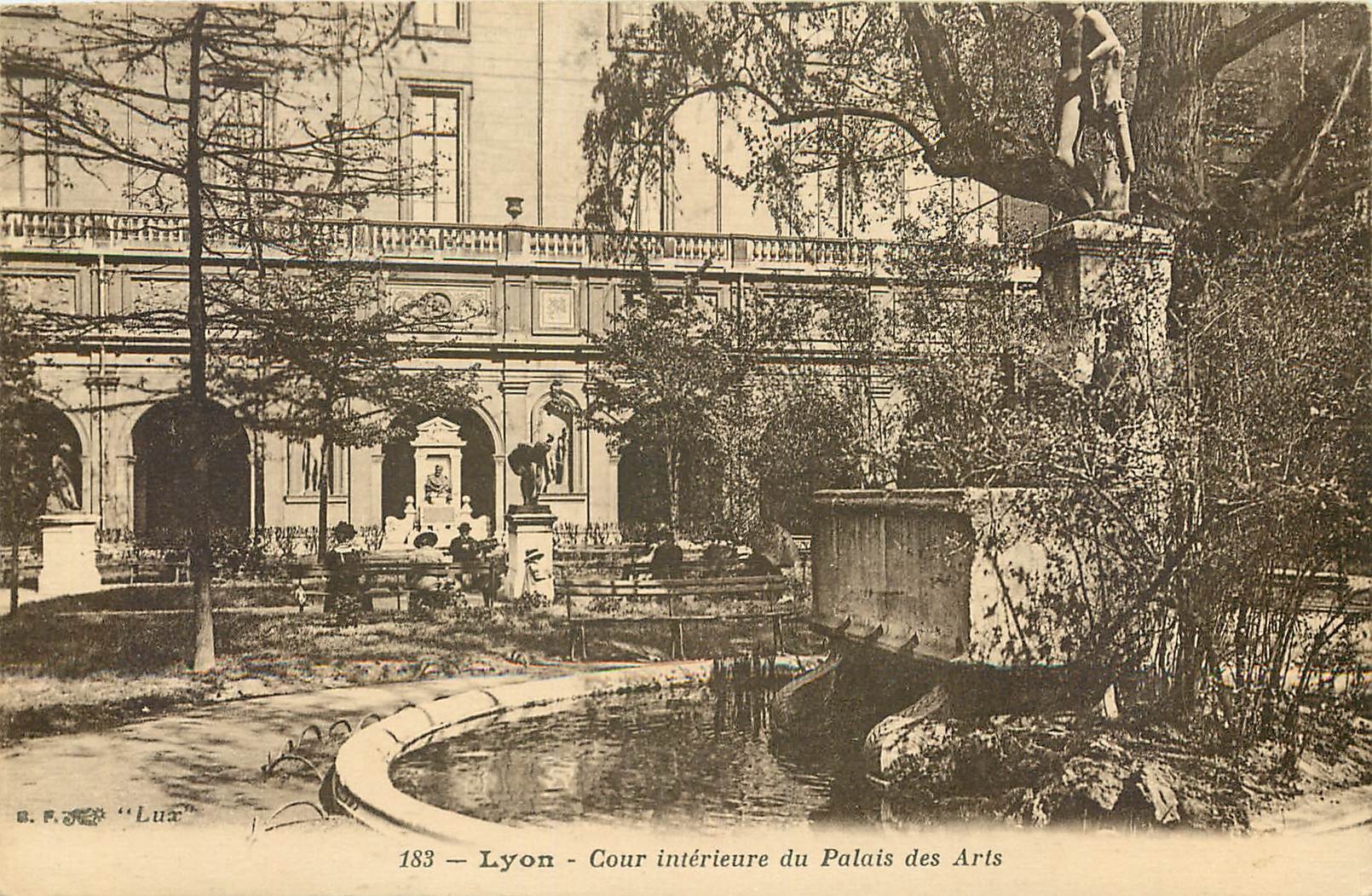 CPA Lyon Cour Interieur du Palais des Arts 