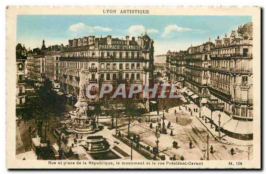CPA Lyon Artistique Rue et Place de la Republique le monument et la rue President Carnot 