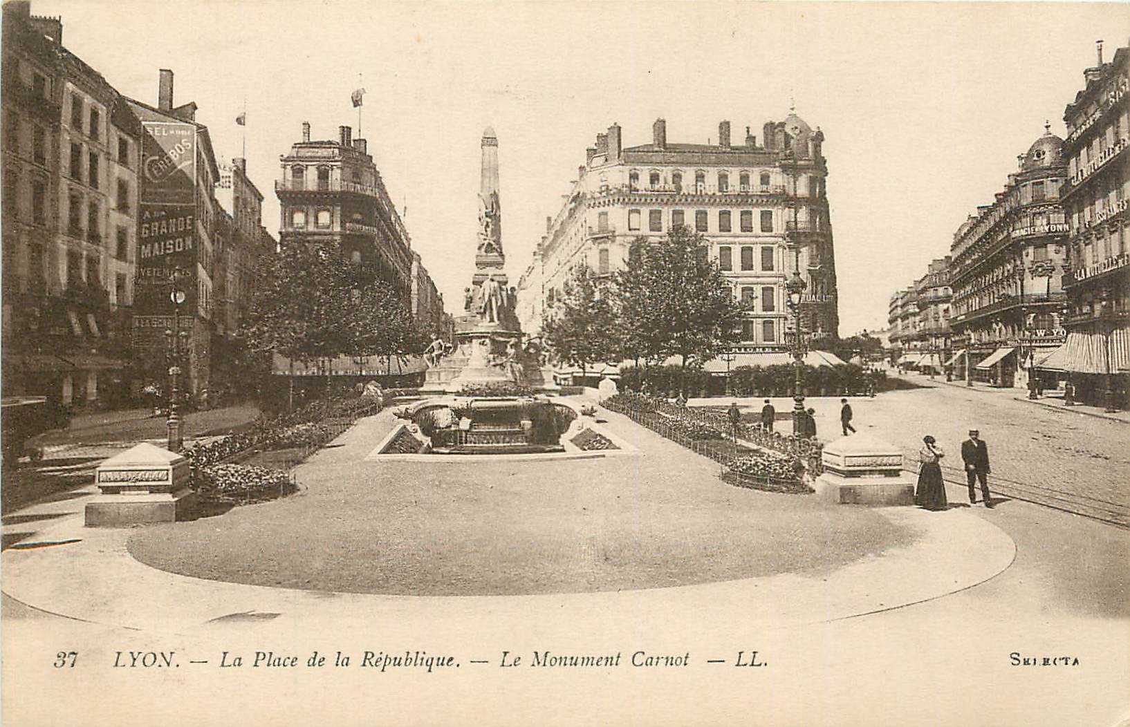 CPA Lyon La Place de la Republique Le Monument Carnot 