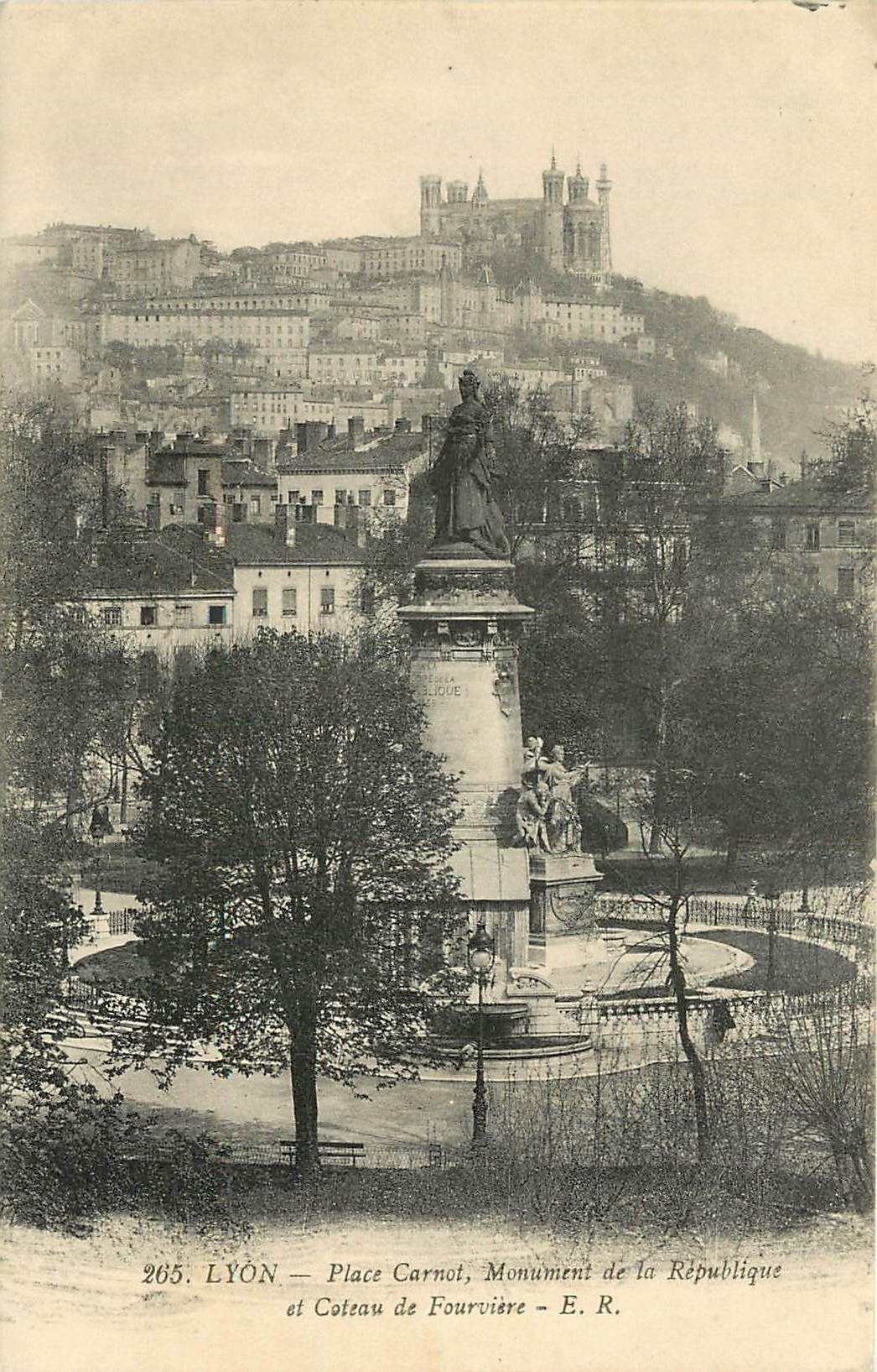 CPA Lyon Place Carnot Monument de la Republique et Chateau de Fourviere 