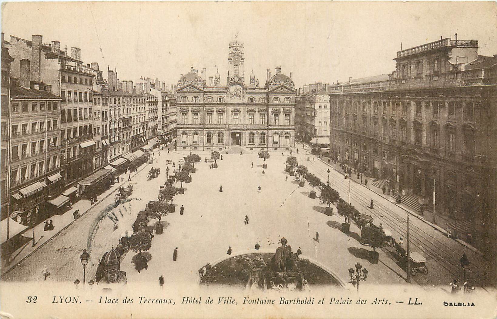 CPA Lyon Place des Terreaux Hotel de Ville Fontaine Bartholdi et Palais des Arts 