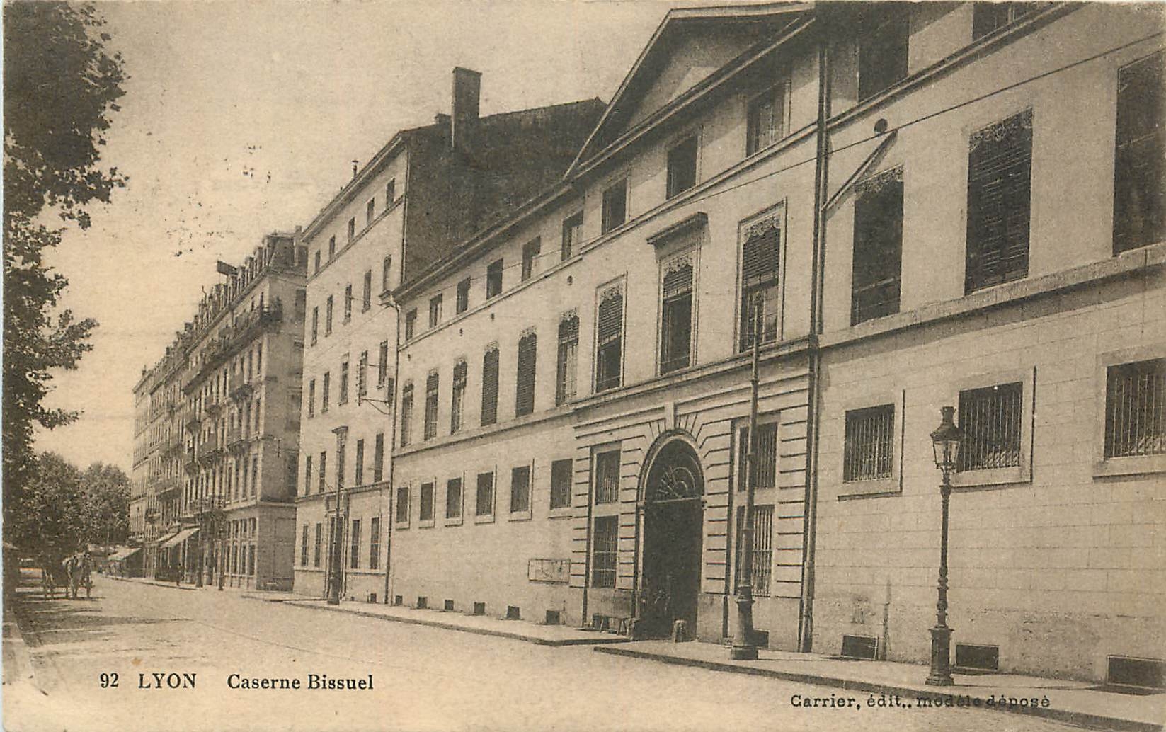 CPA Lyon Caserne Bissuel Militaria