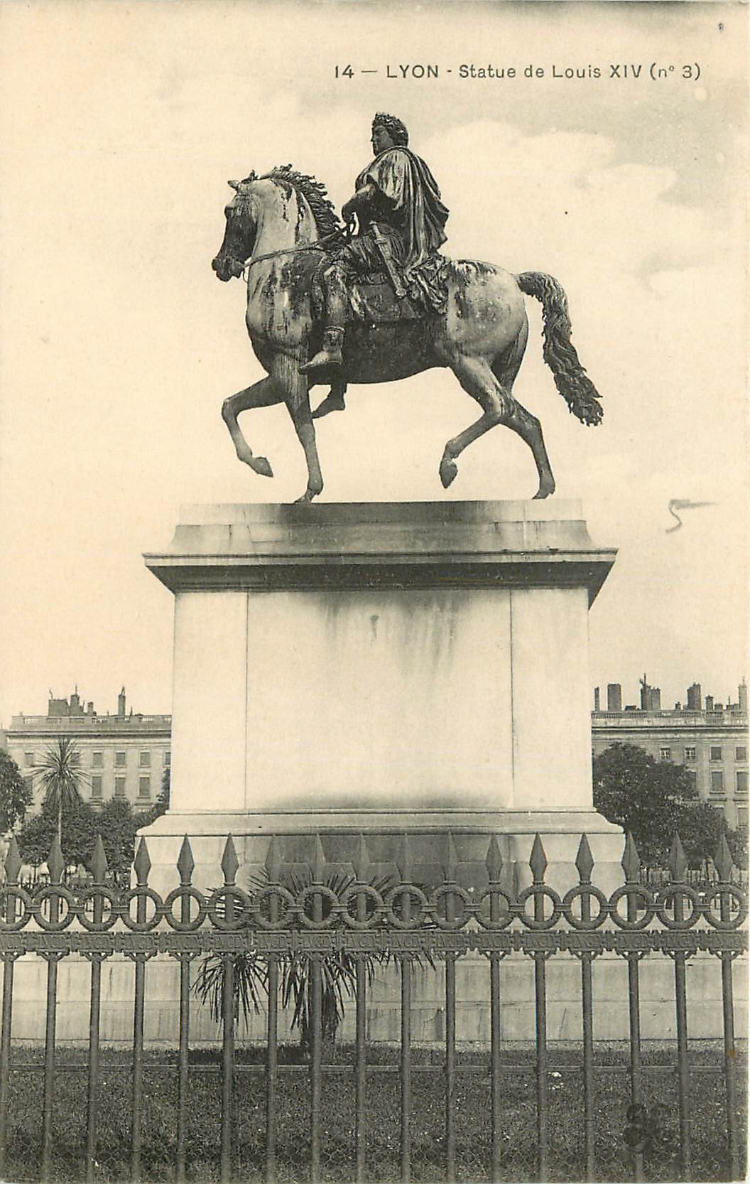 CPA Lyon Statue de Louis XIV 