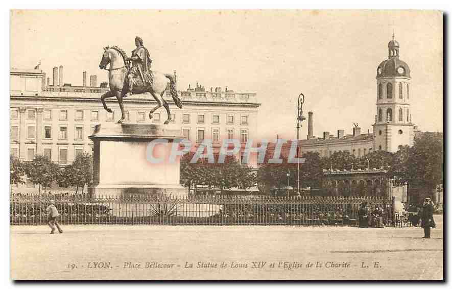 LYON - Place Bellecour - La Statue de Louis XIV et l'Église de la Charité - L. E.