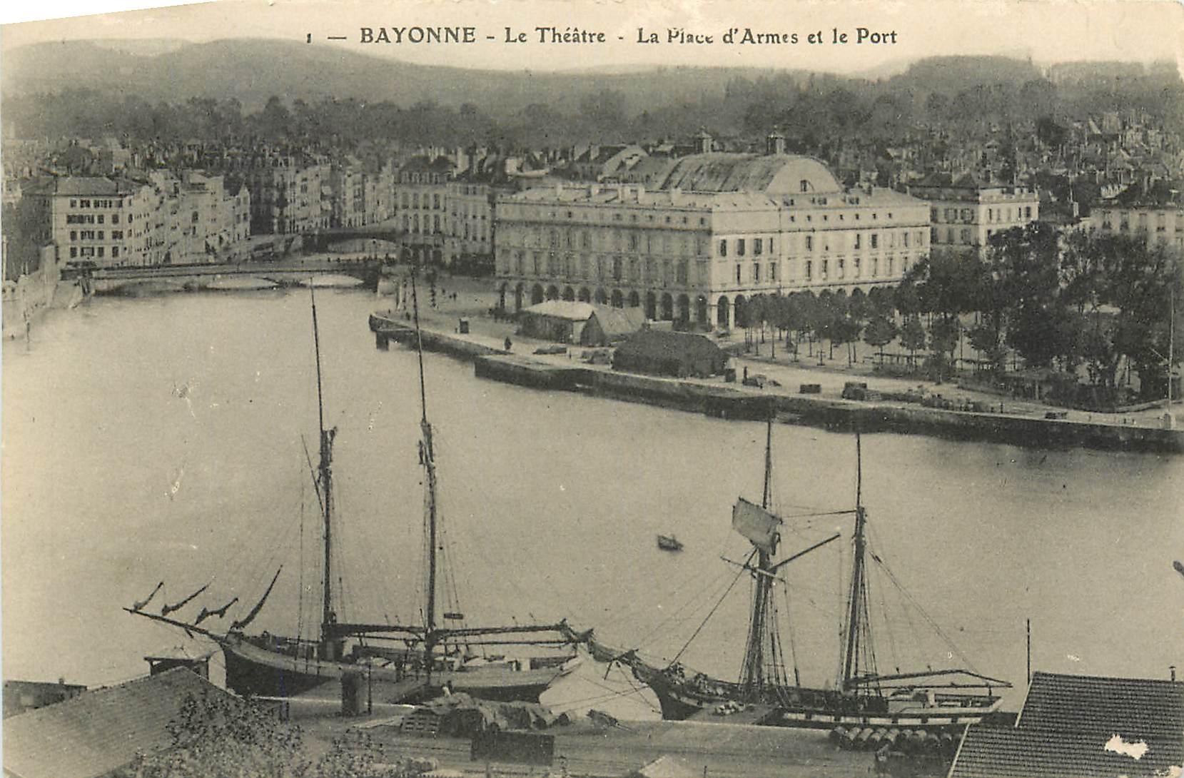 CPA Bayonne Le Theatre La Place d'Armes et le Port Bateaux