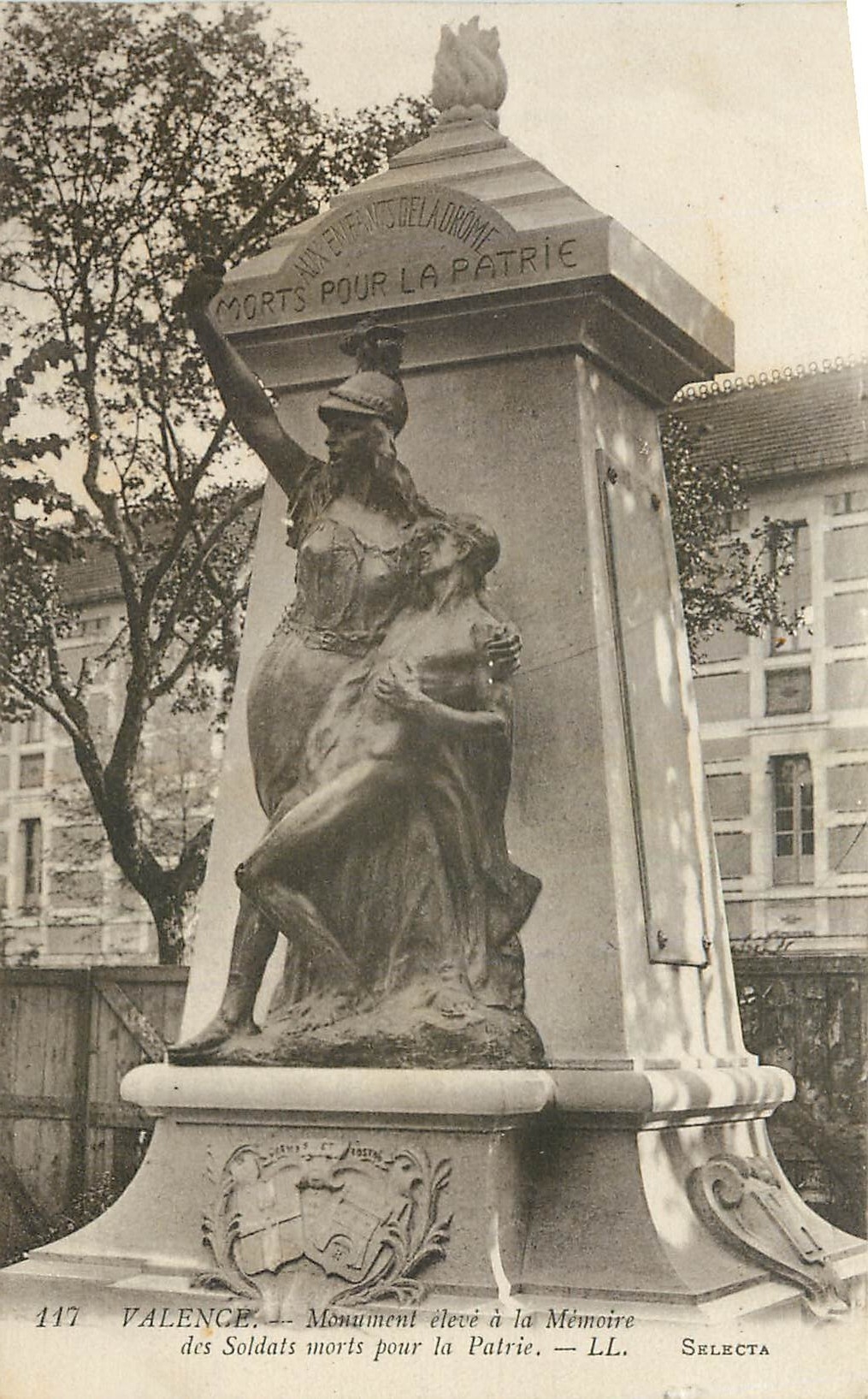 CPA Valence Monument eleve a la Memoire des Soldats morts pour la Patrie 