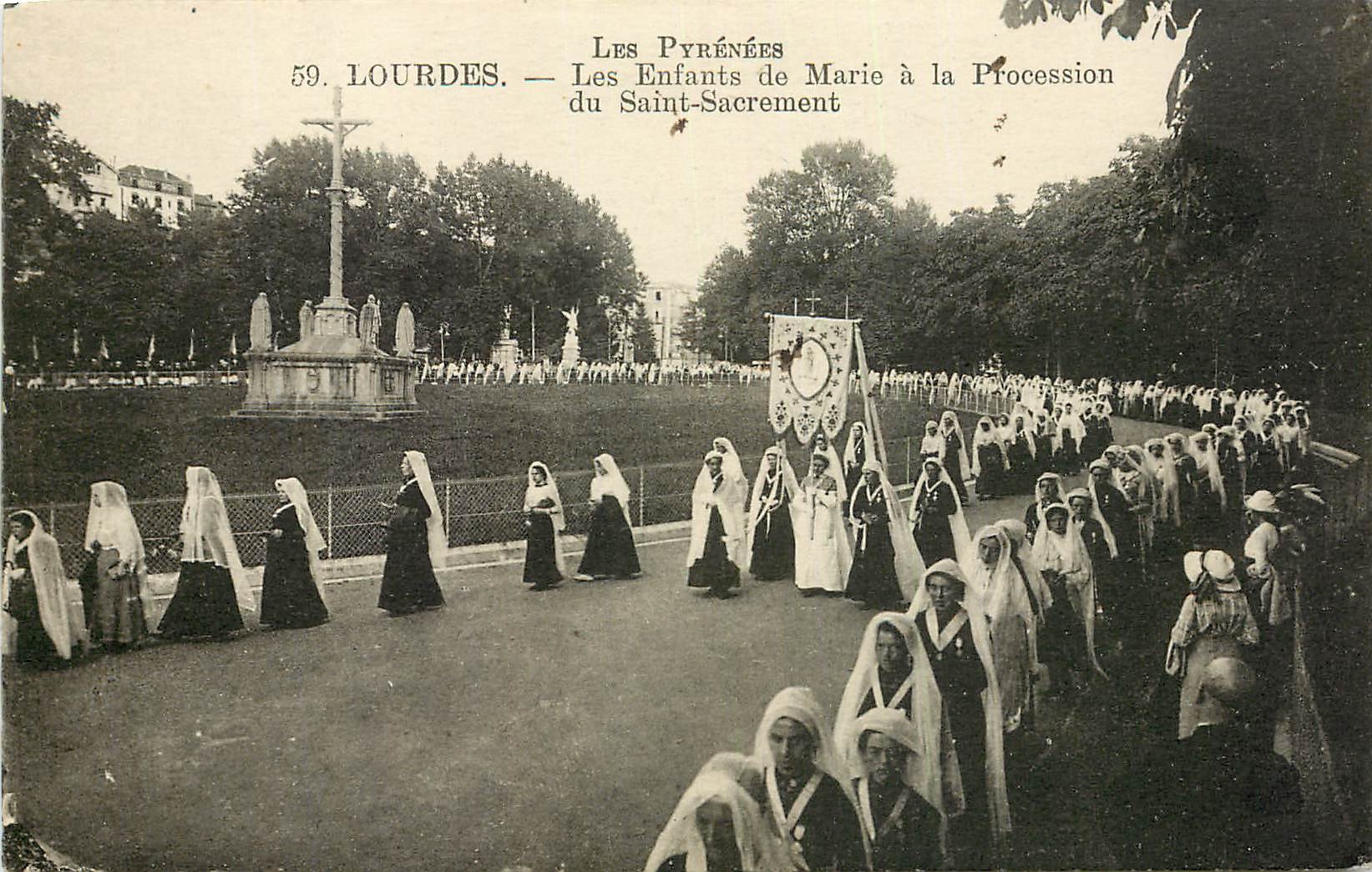 CPA Les Pyrenees Lourdes Les Enfants de Marie a la Procession du Saint Sacrement 