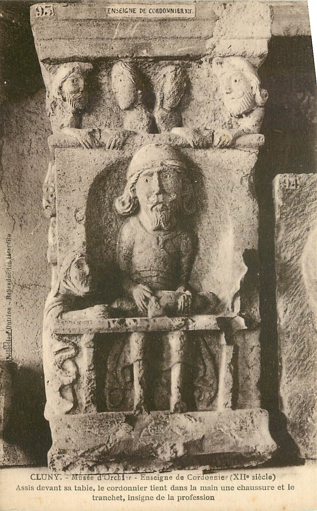 CPA Cluny Musee d'Orchi enseigne de Cordonnier 