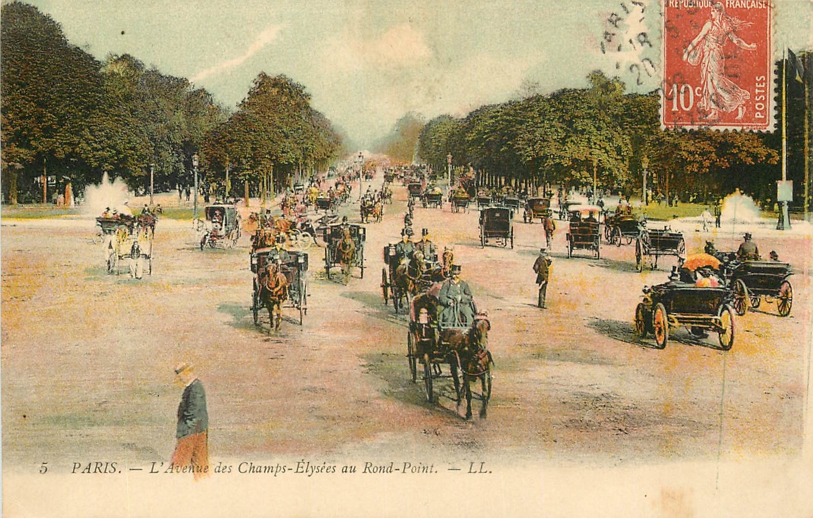 CPA Paris L'Avenue des Champs Elysees au Rond Point 