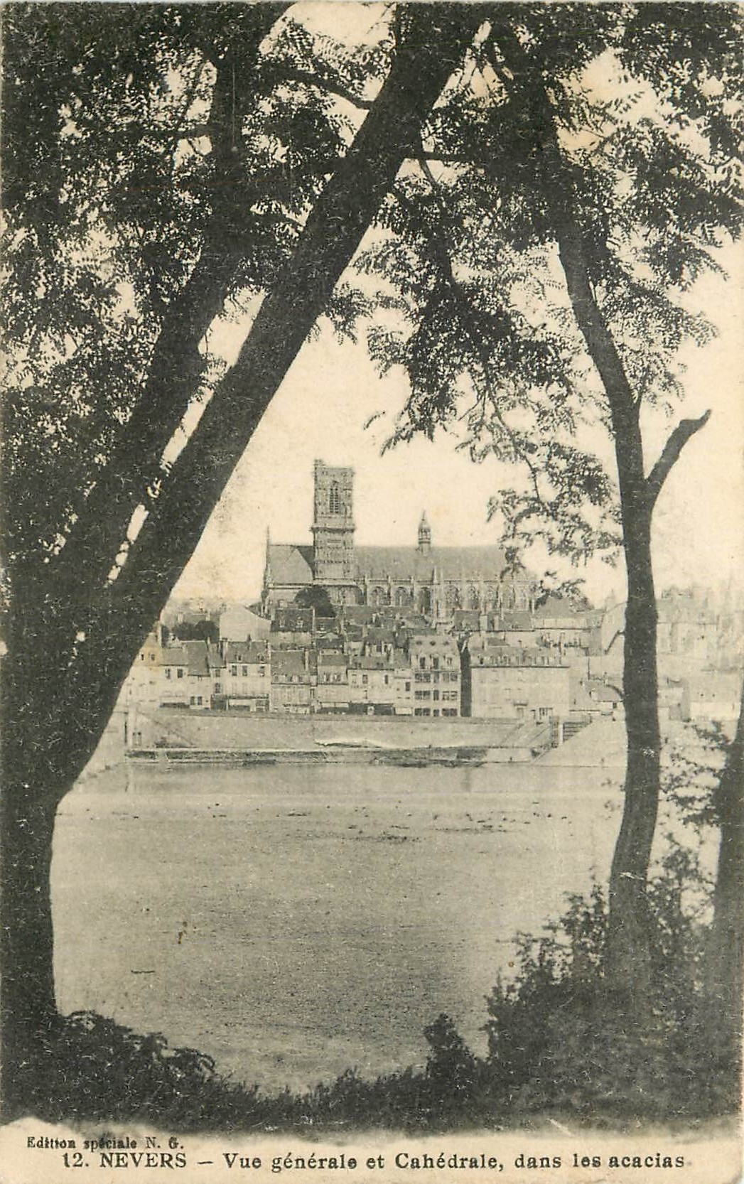 Nevers — Vue générale et Cathédrale, dans les acacias — Édition spéciale N.G. n°12