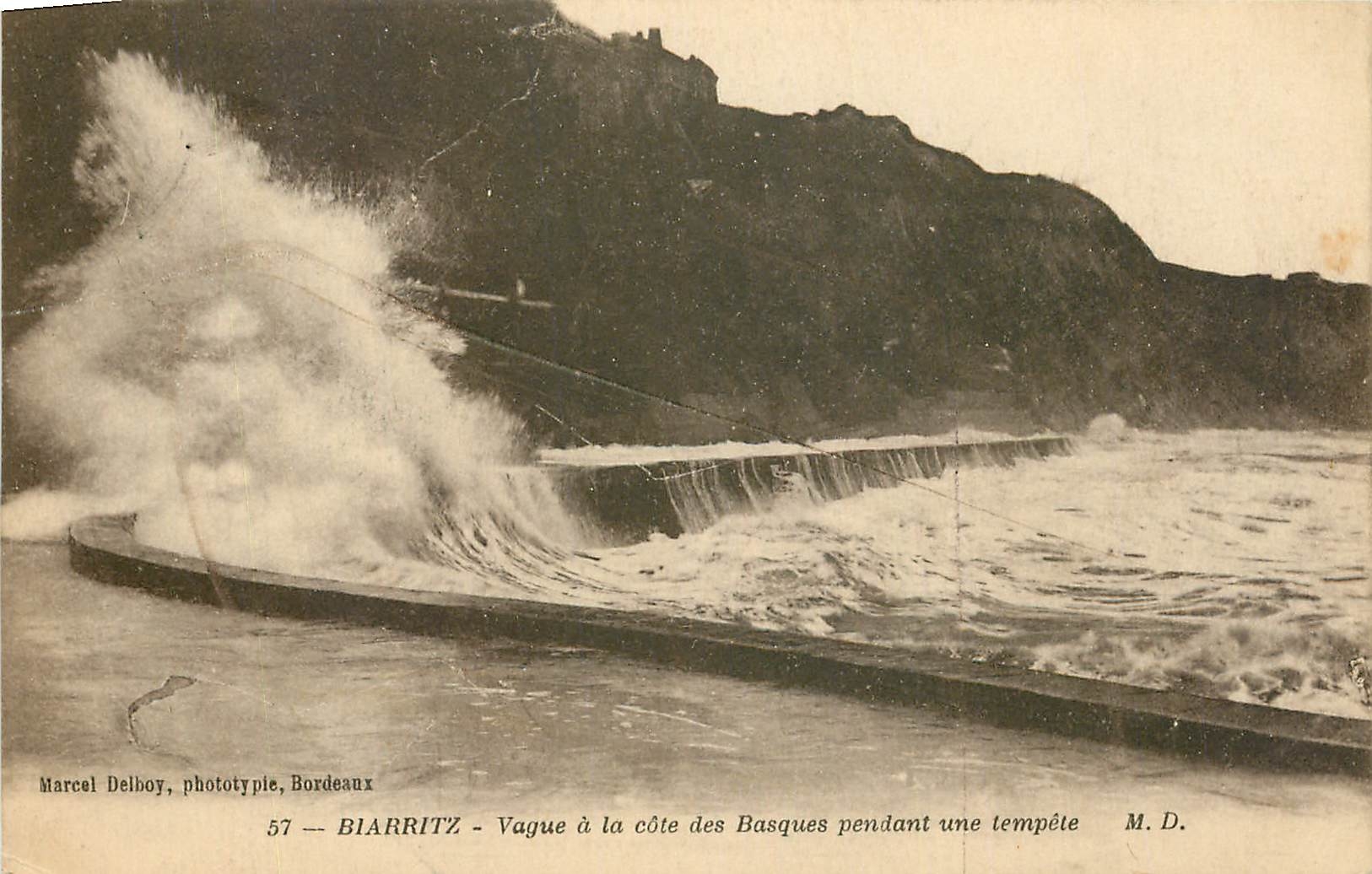 Biarritz — Vague à la côte des Basques pendant une tempête — Marcel Delboy, phototypie, Bordeaux, n°57