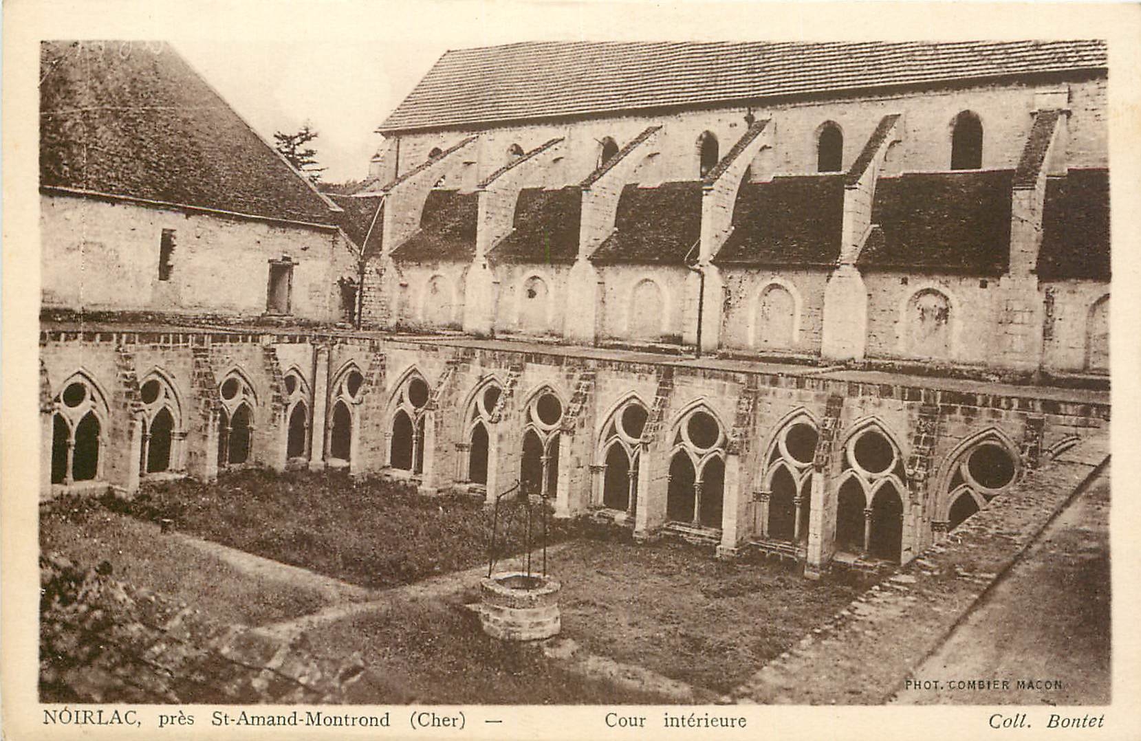Nôirlac, près St-Amand-Montrond (Cher) — Cour intérieure — Phot. Combier Macon, Coll. Bontet