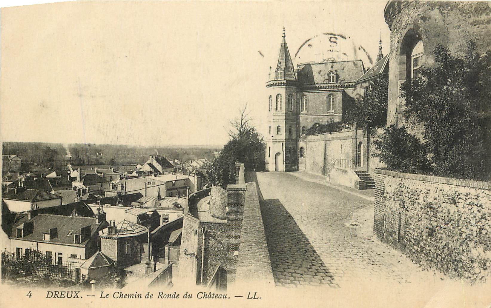 CPA Dreux Le Chemin de Ronde du Chateau 