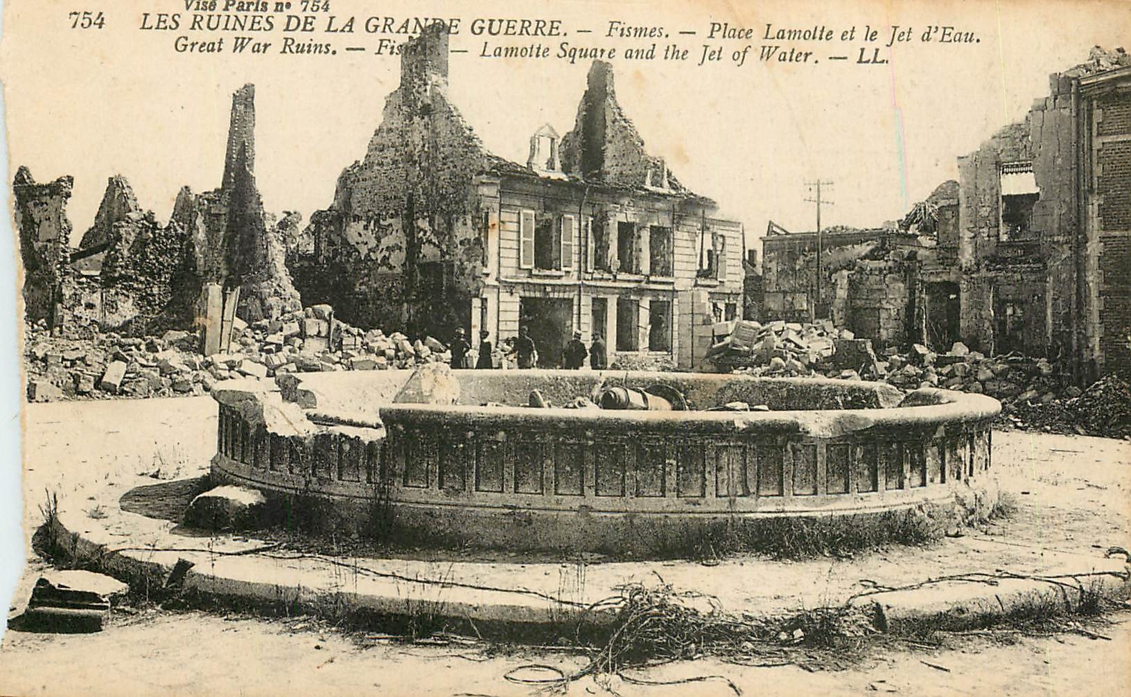 CPA Les Ruines de vla Grande Guerre Fismes Place Lamotte et le Jet d'Eau Militaria