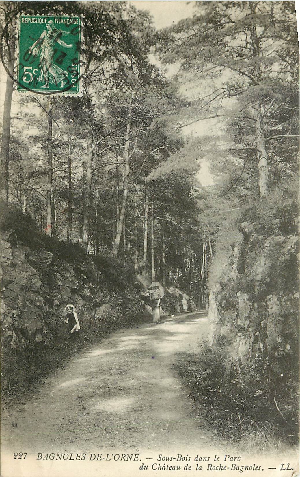 CPA Bagnoles de l'Orne Sous Bois dans le Parc du Chateau de la Roche Bagnoles 