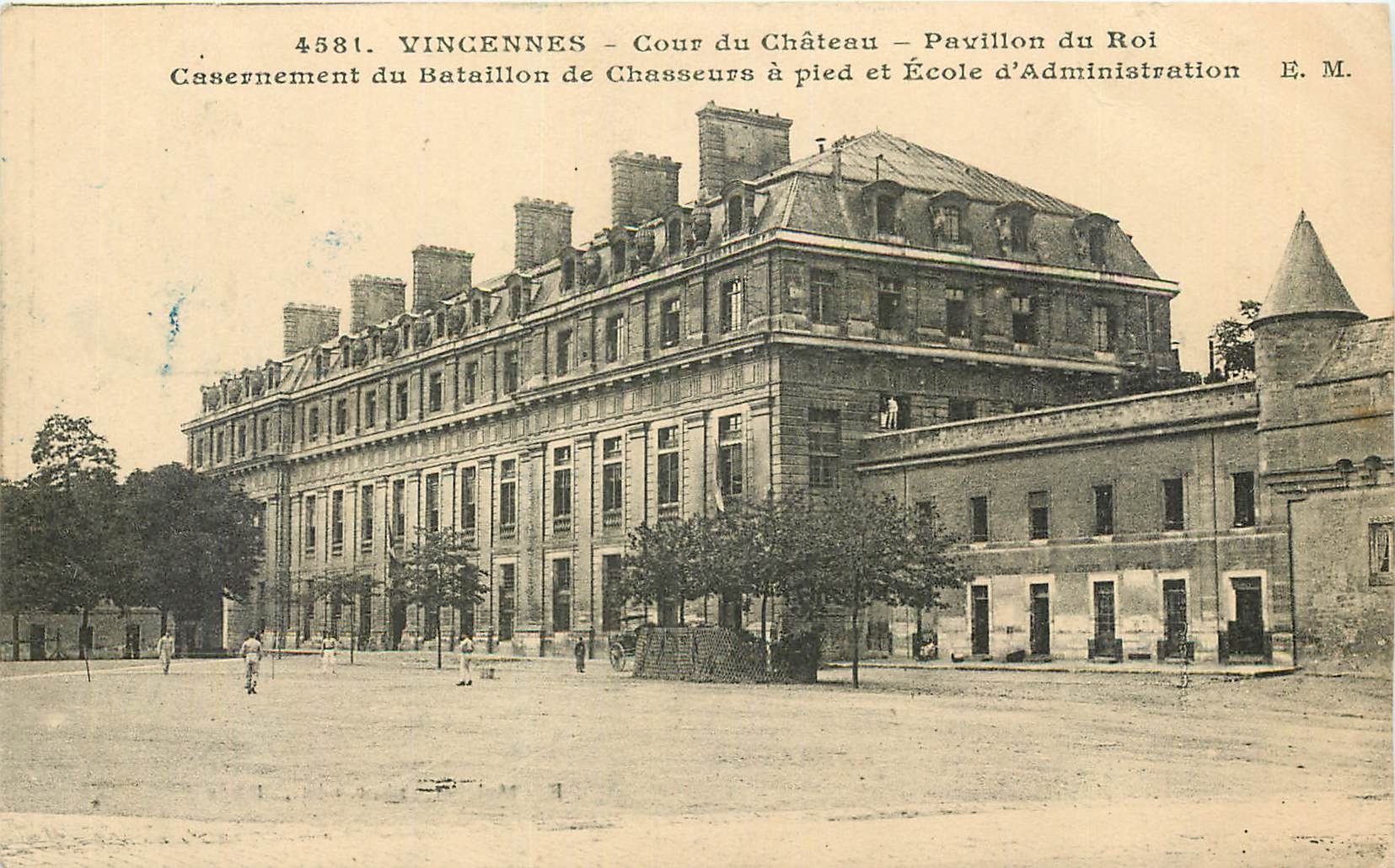 CPA Vincennes Cour du Chateau Pavillon du Roi Casernement du Bataillon de Chasseurs a pied et Ecole 