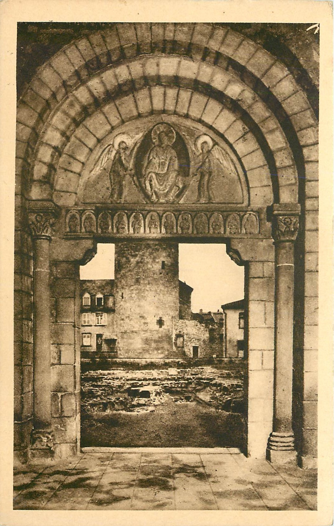CPA Charlieu Loire Abbaye Benedictine Entree de l'Eglise Abbatiale de Saint Fortunat 