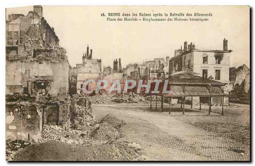 Reims dans les Ruines après la Retraite des Allemands — Place des Marchés — Emplacement des Maisons historiques — Éditeur : Poupier, 84 rue de Paris