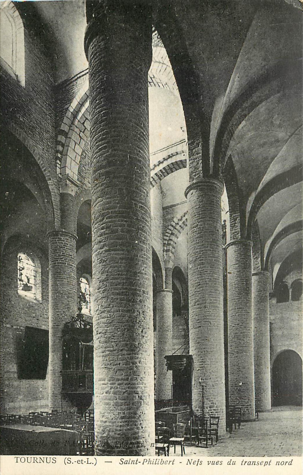 CPA Tournus S et L Saint Philibert Nefs vues du transept nord 