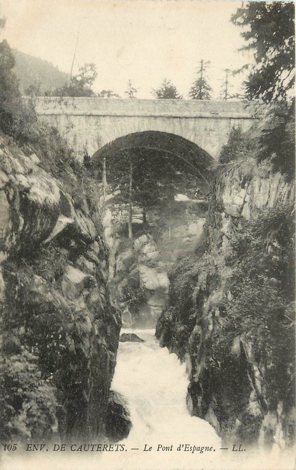 CPA Env de Cauterets Le Pont d'Espagne 