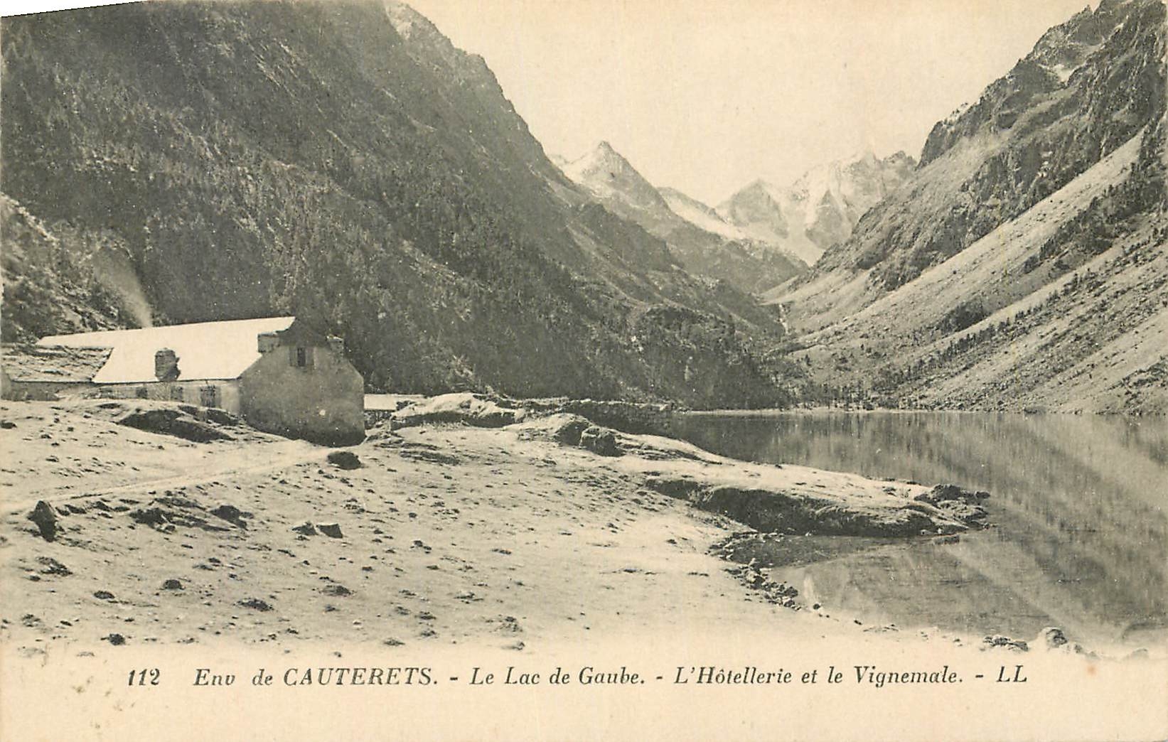 CPA Env de Cauterets Le Lac de Gaube L'Hotellerie et le Vignemale 