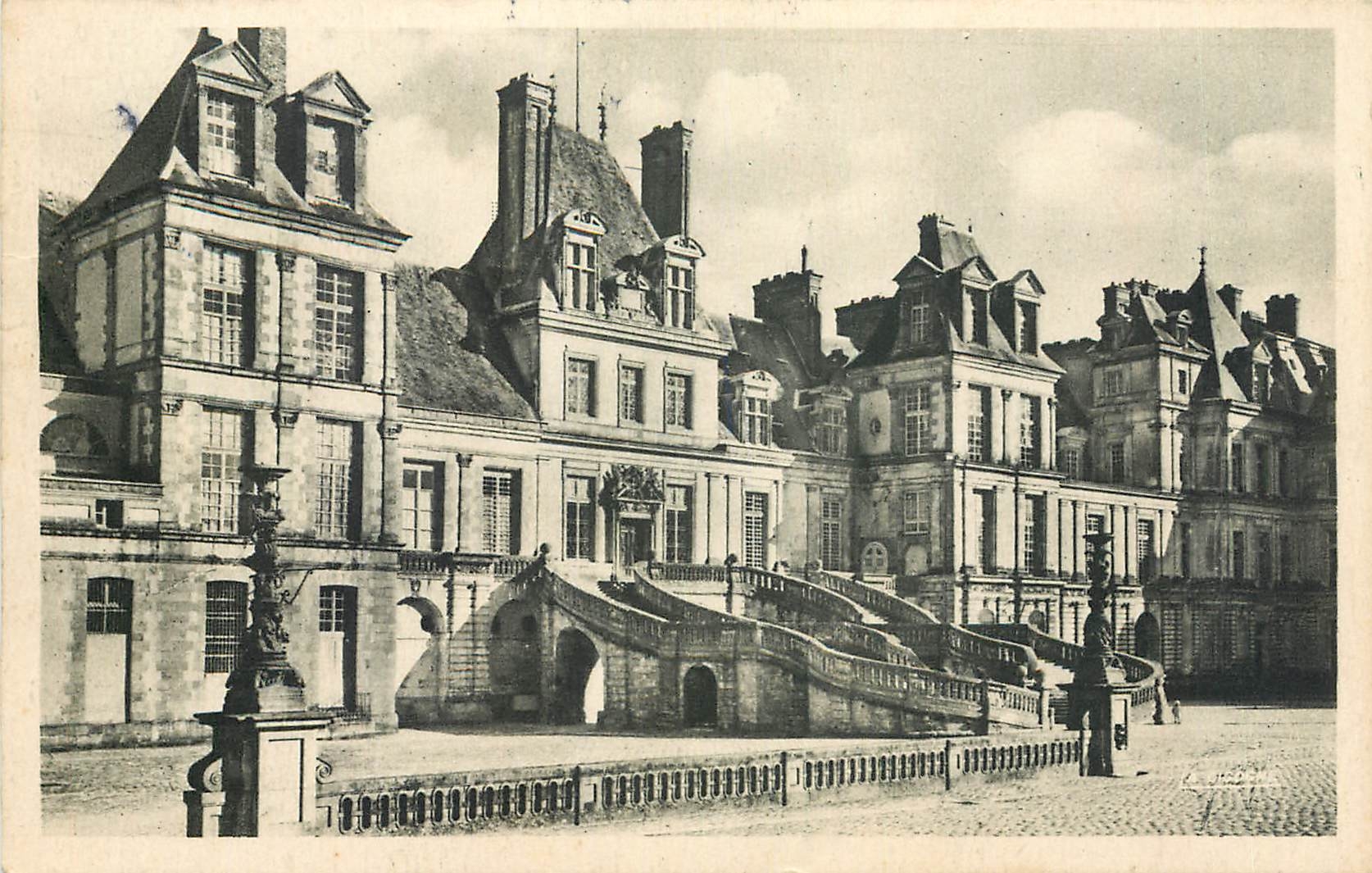 Fontainebleau — Das Schloss, Cour des Adieux und Escalier du Fer à Cheval — Éditions La Cigogne
